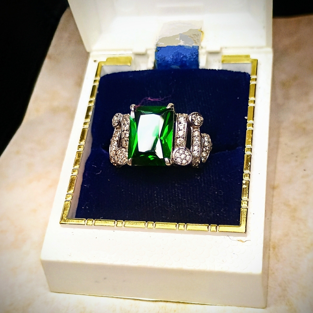 Emerald Green Statement Ring with Silver Detailing